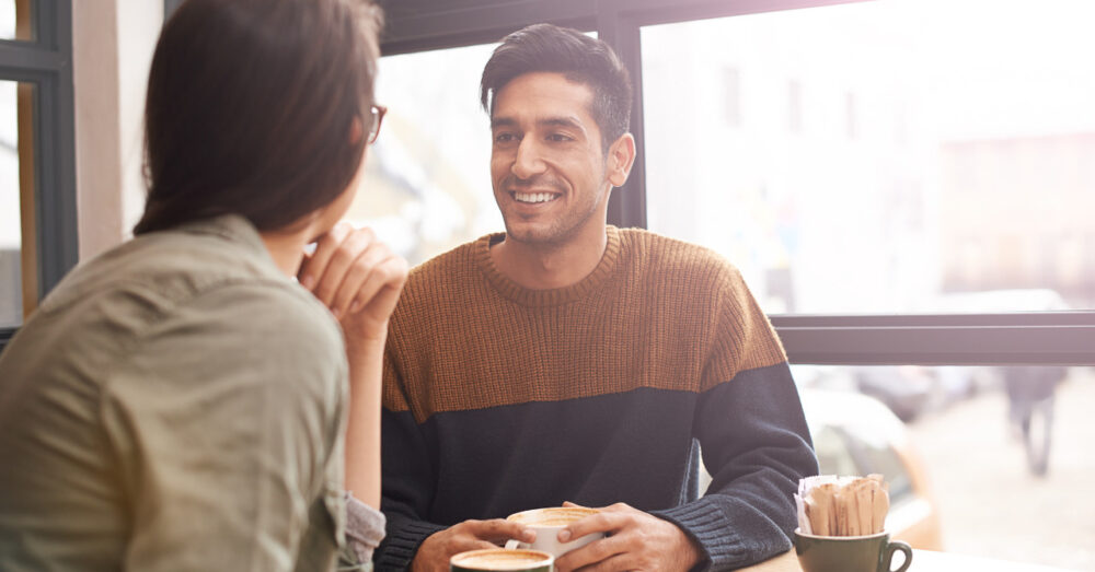 カフェで楽しくデートする男性と女性