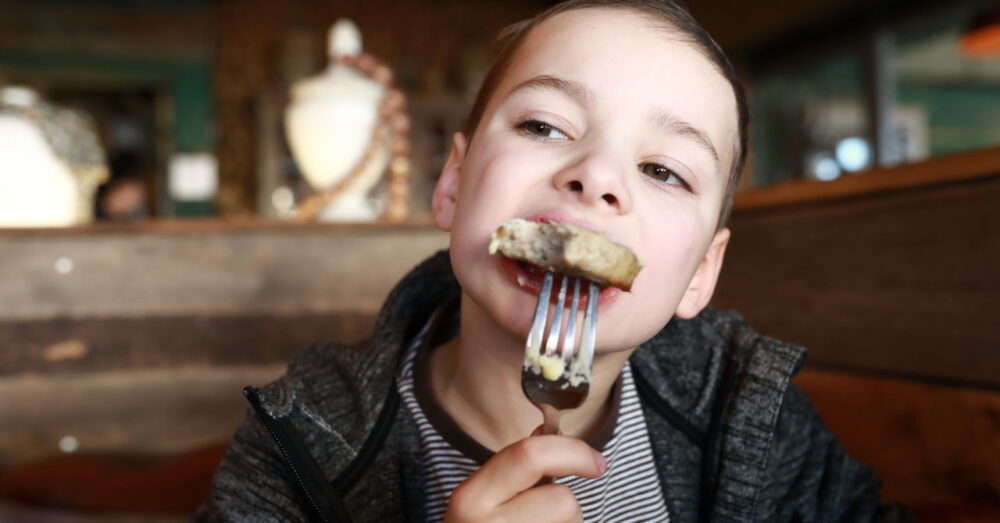 ハンバーグをおいしそうに食べる子ども