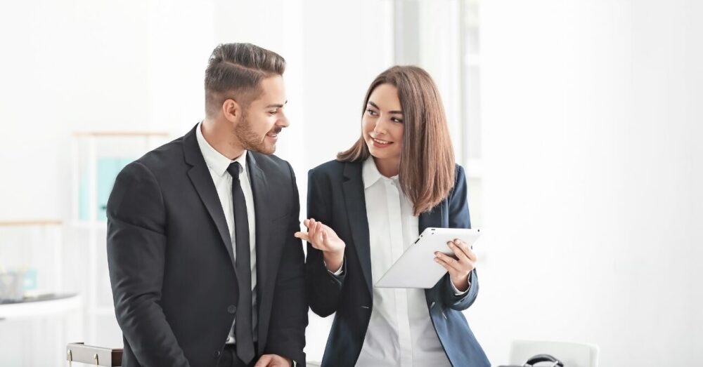 愛嬌のある男性と職場の女性