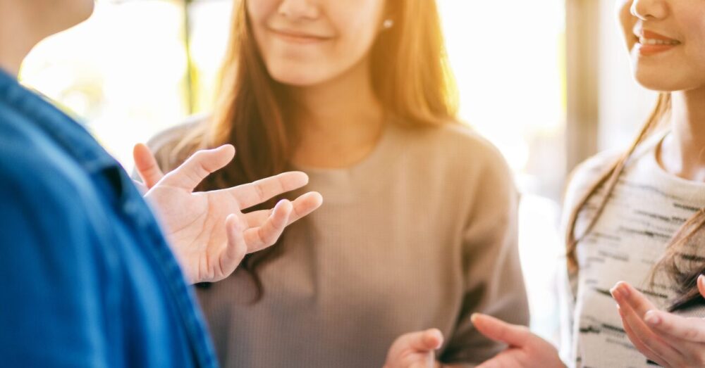 相手の愛着スタイルを観察するために会話する様子