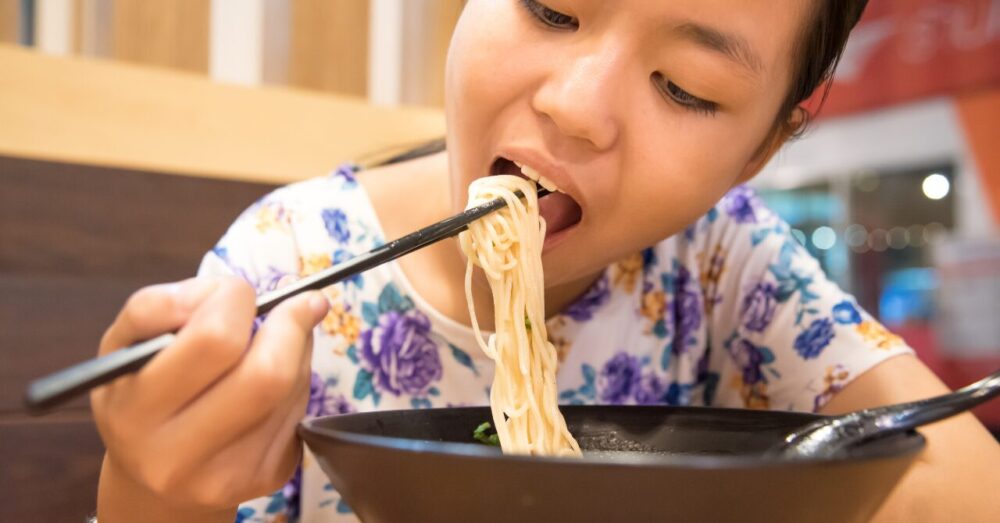 ラーメンを食べる女性