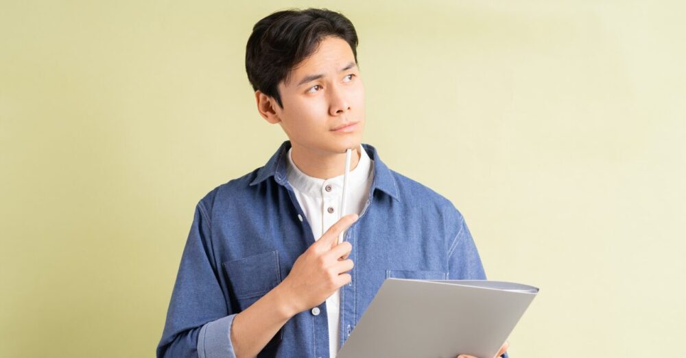 考える男性