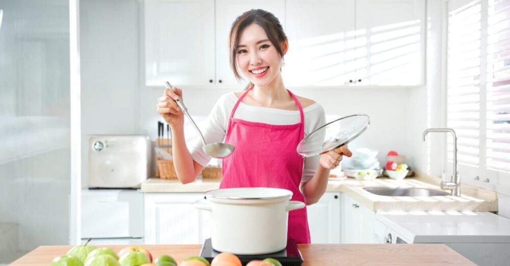 料理する女性